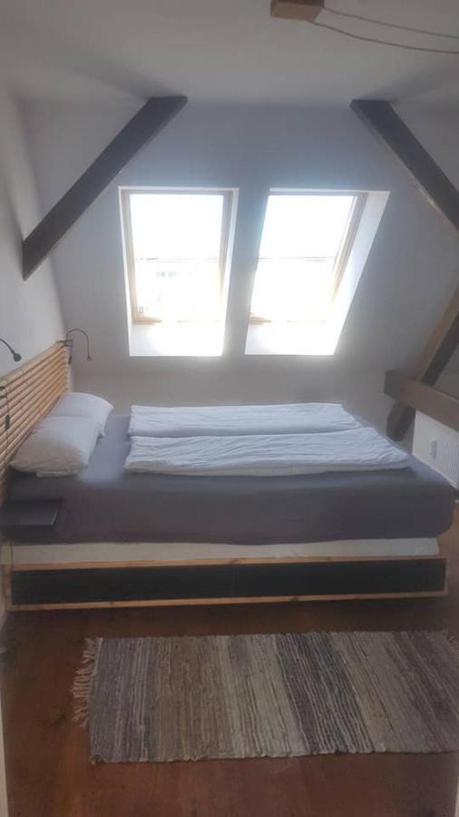 Helle Dachgeschosswohnung für 8 Personen in zentraler Lage Berlín Exterior foto