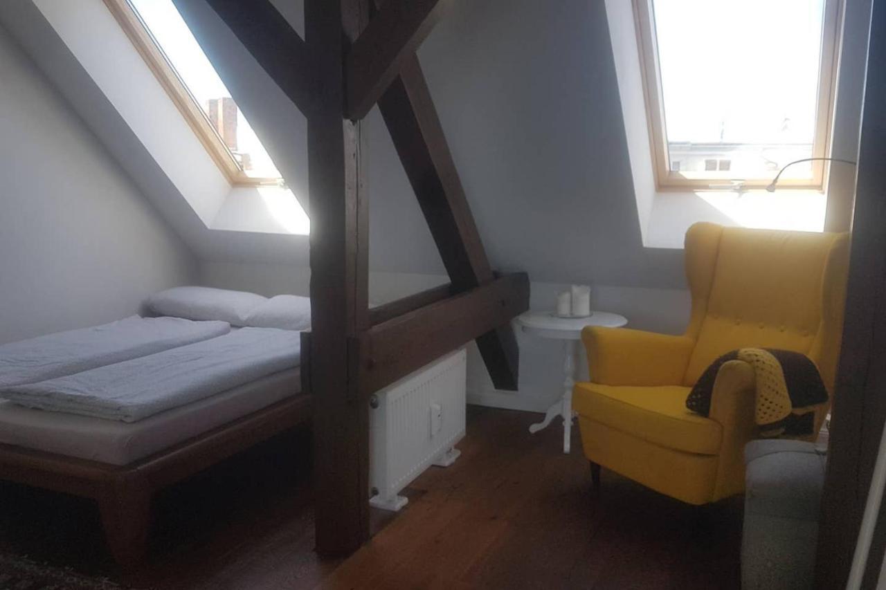 Helle Dachgeschosswohnung für 8 Personen in zentraler Lage Berlín Exterior foto